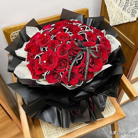 纪念日送什么花（结婚纪念日送老婆什么鲜花?送多少朵?）